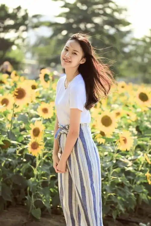 午时,带小美女在向日葵中穿梭,一点阳光,一点微笑?刚好唯美!