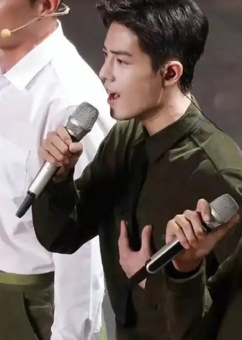 肖战网络视听年度盛典与张艺兴三次同台糊图挡不住的美貌