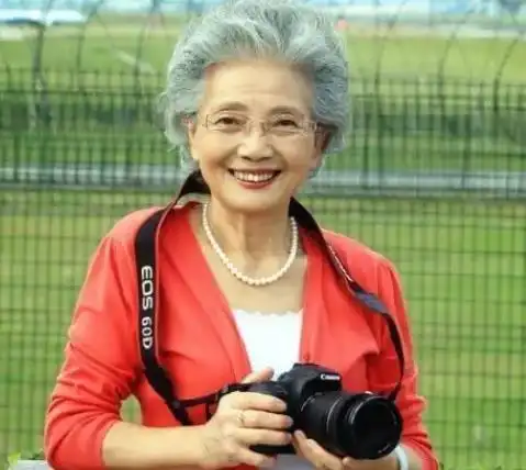 老年人白发烫发造型,白发老年人适合烫发发型图片