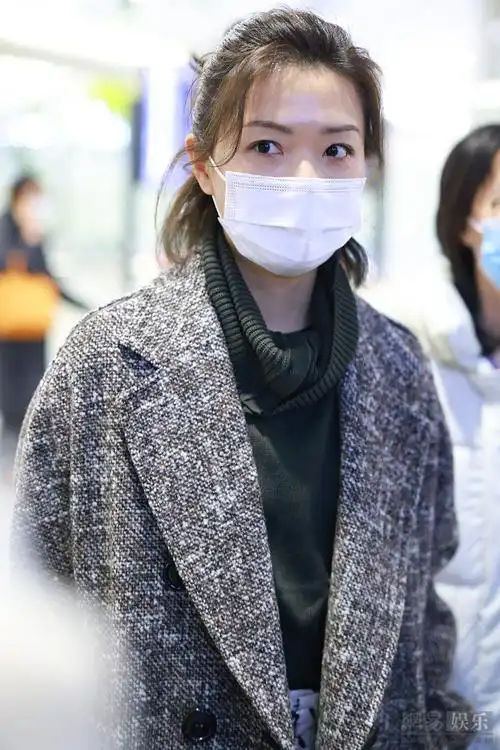 万茜素颜遮面难掩气场穿马丁靴又美又飒