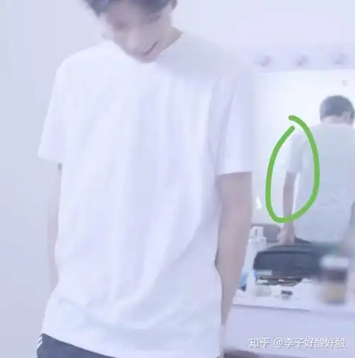 (此图摄于据说纹身的几个月之后) (王源新专辑《四百击》宣传图) 这都