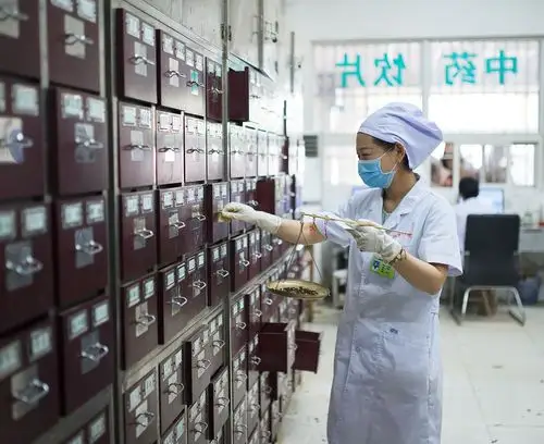 抓药 摄影 刘玉华