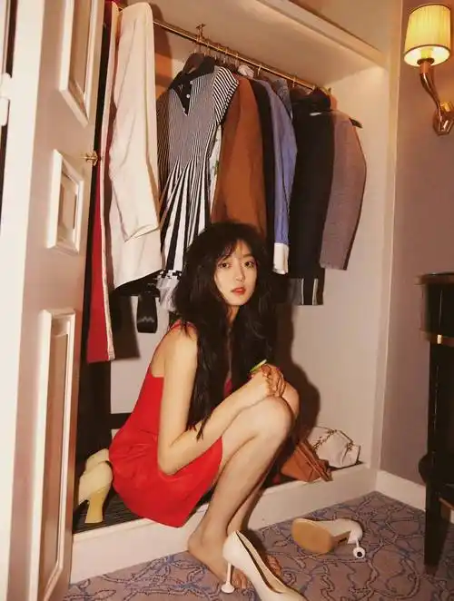 孙千穿吊带红裙好复古明艳,披肩波浪长发好妩媚迷人,氛围感满满