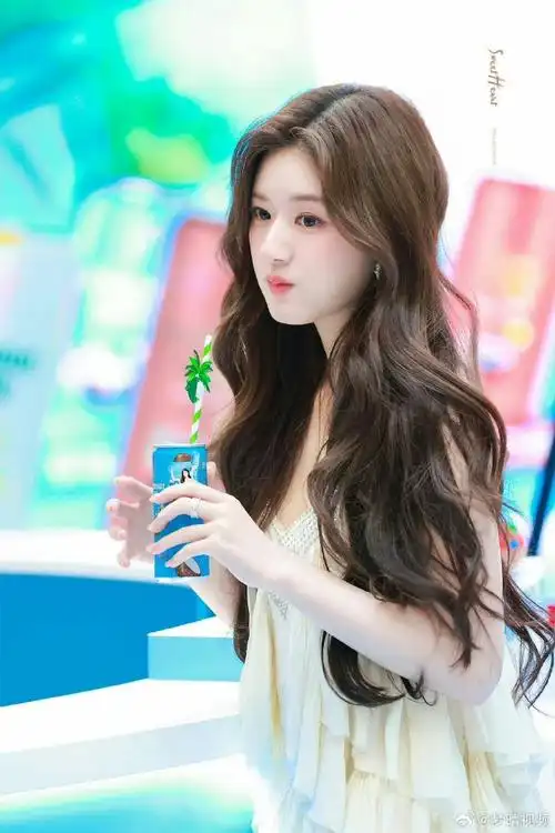 赵露思卷发白色吊带裙