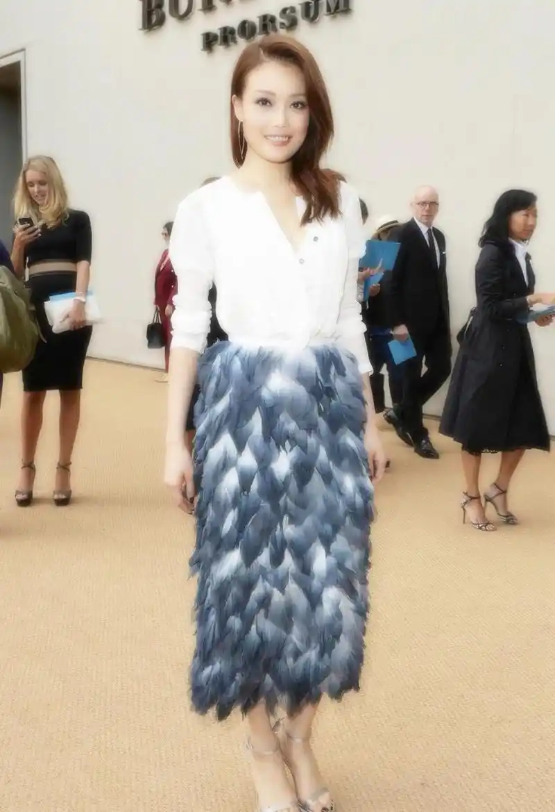 娱乐新闻 容祖儿染上黑色脚趾甲后有点小性感,羽毛裙也是一大亮点.