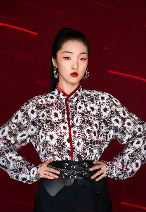 yamy郭颖《爆裂舞台》造型,古风侠女花木兰,眼前一亮