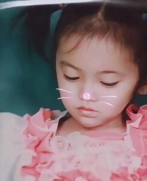 原创鞠婧祎为证自己没整容大方晒出5岁童年照看清长相打脸了