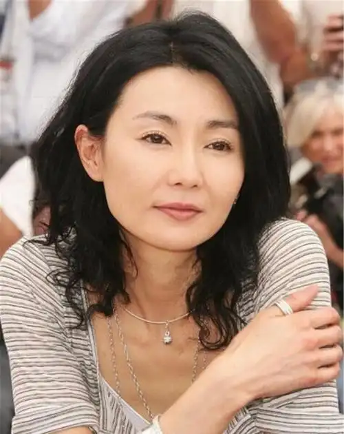 54岁张曼玉气质犹在,一笑像有74岁,网友:快要认不出女神!