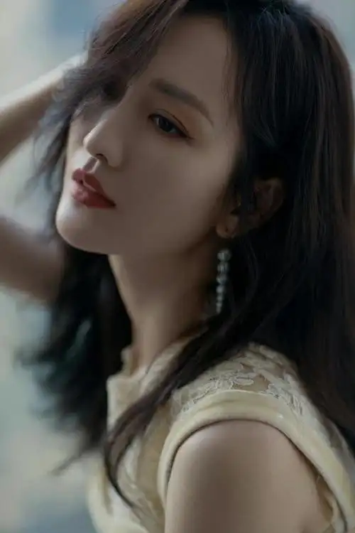 王鸥橘黄色长裙优雅时尚写真