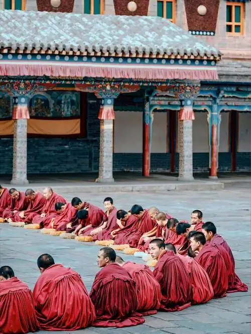 因为有宗喀巴大师而闻名酥油花,堆绣和壁画并称"塔尔寺三绝"这里不