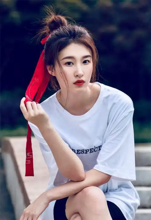 内地青年影视演员辽宁大连美女明星杜雨宸白色t恤优雅写真