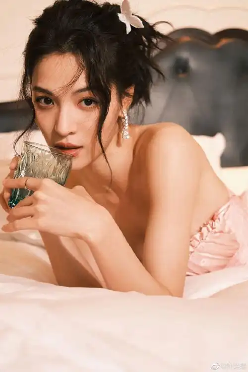 钟楚曦穿抹胸短裙拍写真 身材凹凸有致长腿吸睛_直销报道网-行业新闻