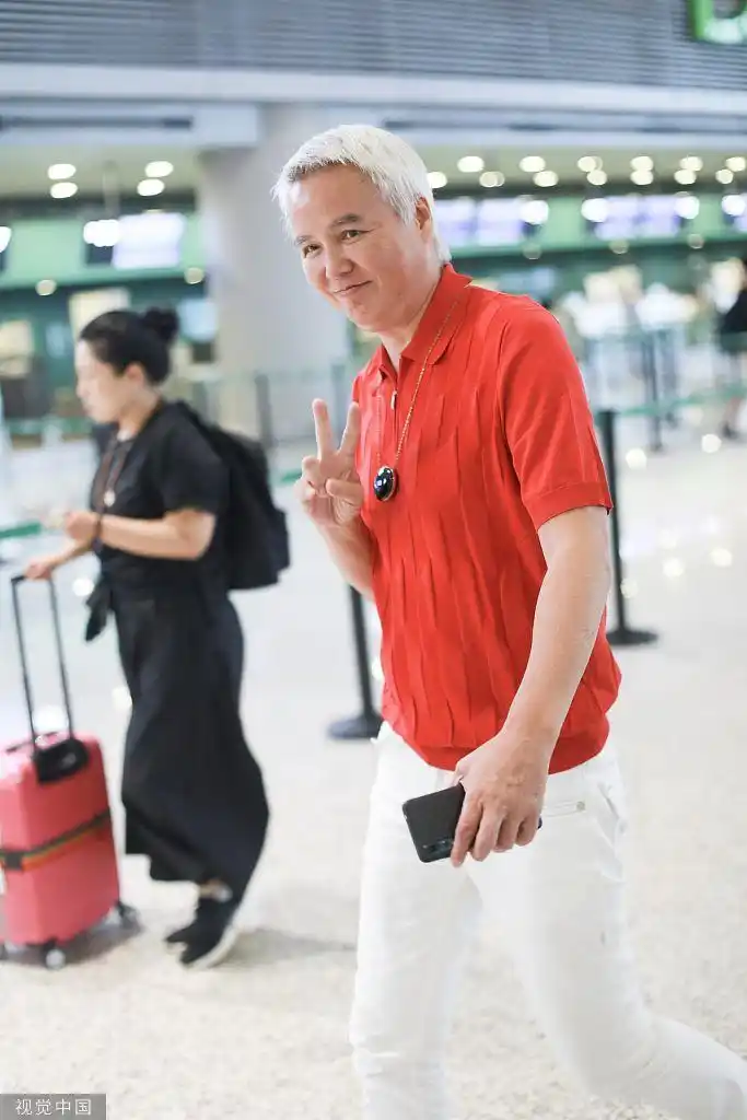 组图:张庭老公林瑞阳瘦身后亮相 红衣配白裤鲜艳夺目