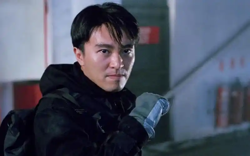 《逃学威龙2》片段-周星驰-接子弹?原来是为了救达叔!