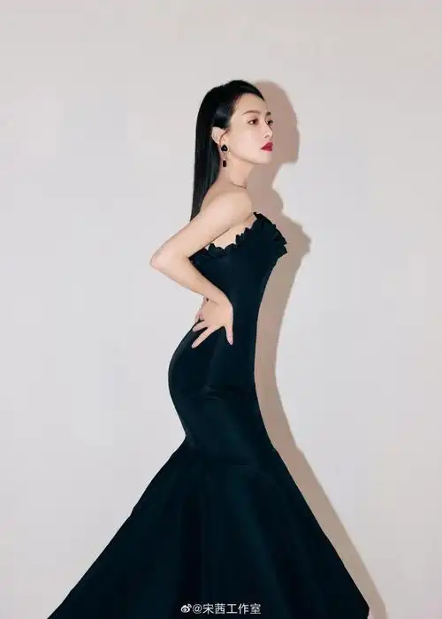 原创女星宋茜穿抹胸黑裙大秀事业线冰肌玉骨性感撩人
