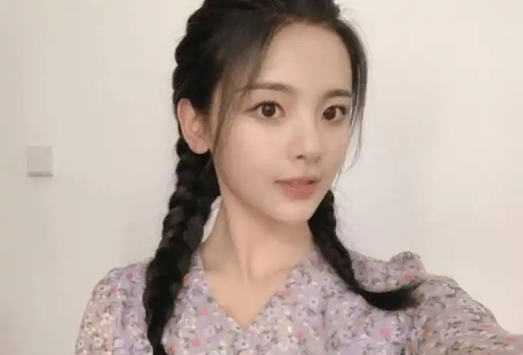 原创女团出身的杨超越独特的综艺感收获无数粉丝你粉上她了吗