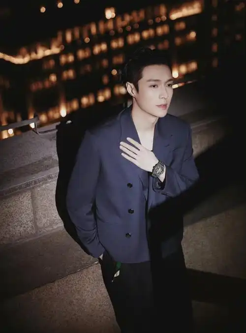张艺兴昨晚外滩夜景大片写真帅气有型贵气优雅的代言人