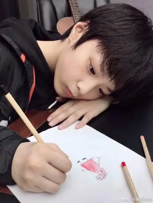 刘耀文宁波##刘耀文晒一箱作业