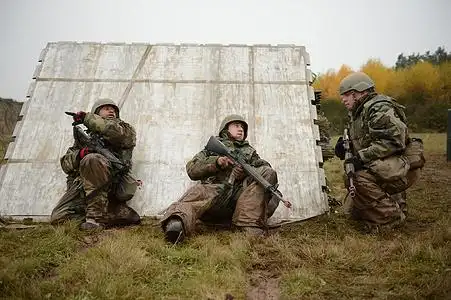 埋伏着的士兵高清图片