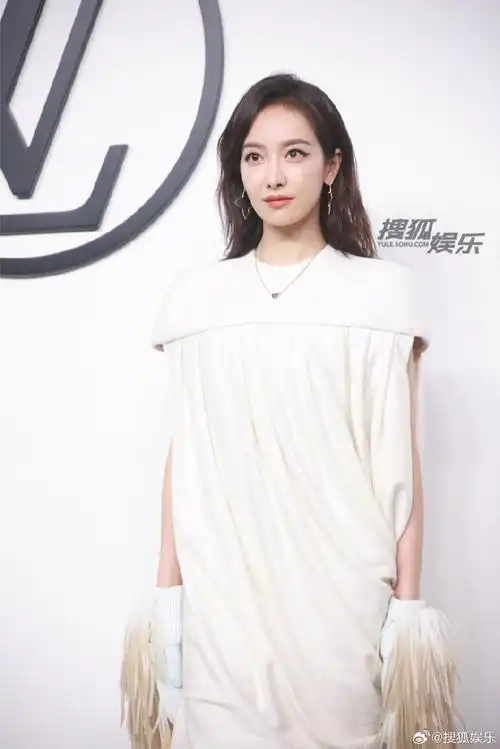 宋茜亚白披挂裙#宋茜亮相lv大秀,姐的毛线流苏手套好可爱啊