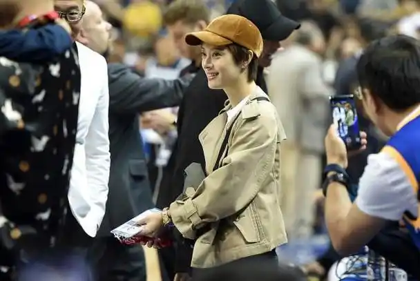 孙俪私下的时候穿的真像个女学生,坐在邓超旁边,显得更嫩了