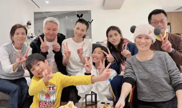 不化妆还露额头,51岁素颜竟比12岁女儿还好看_林瑞阳_网友_年龄