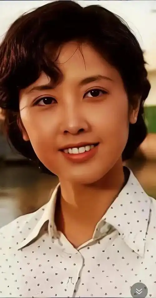 都说岁月从不败美人,在朱琳身上就很好的体现了这一点,年轻时候的朱琳