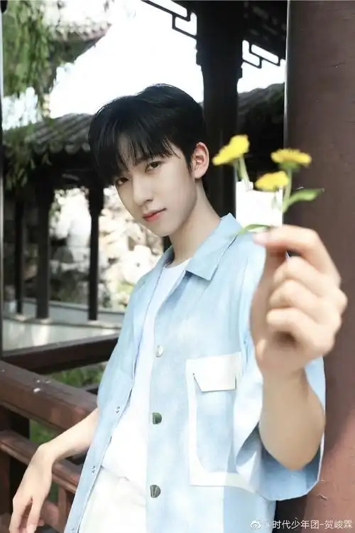 贺峻霖晒蓝色衬衫写真