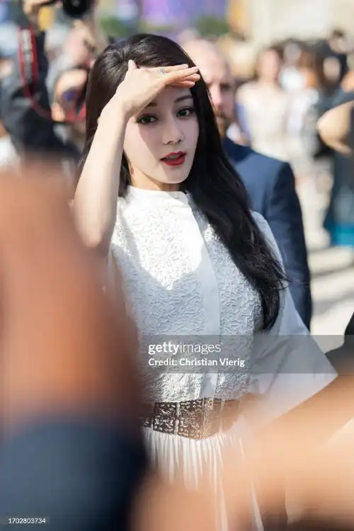 迪丽热巴巴黎vlog##你以为的迪丽热巴实际的迪丽热巴