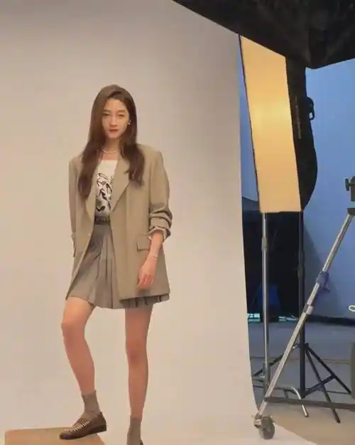 为什么总说关晓彤显"壮"?生图下的她,明明很瘦啊_身材_衣服_显得