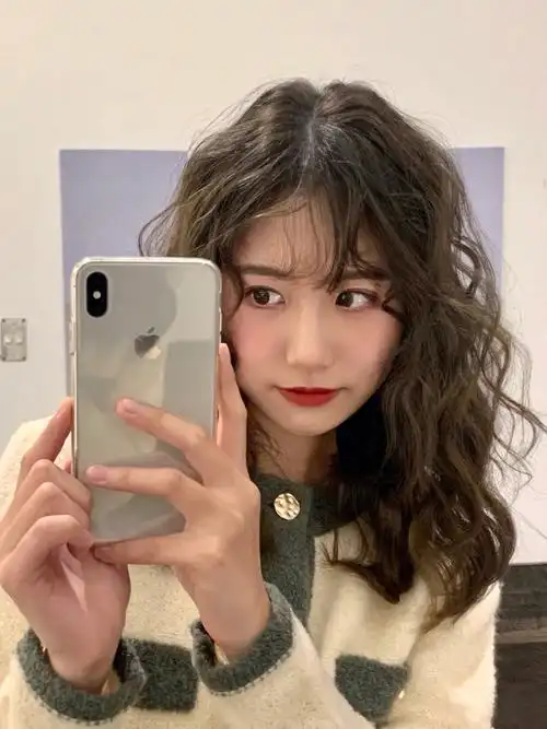 中长发烫发蓬松烫发蛋卷头圆脸发型木马卷