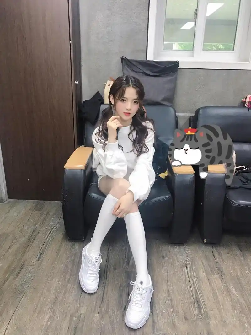 杨超越的"少女过膝袜"火了,穿上如同漫画里的猫系女主,美绝了