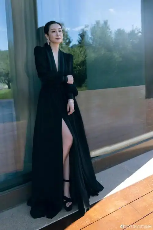 秦海璐以天坛奖国际评委身份现身北京电影节闭幕红毯,身着pinko礼