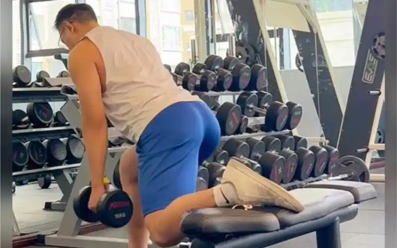 大屁股肌肉壮熊彩虹男