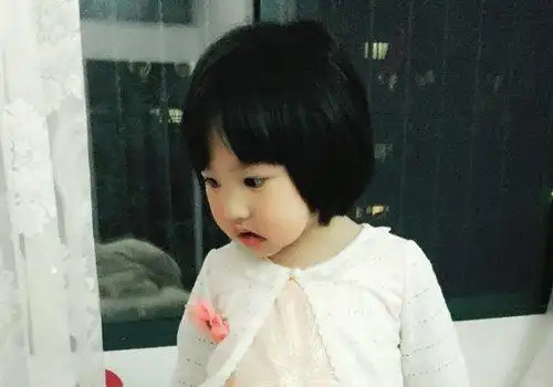 2岁女宝宝短发都该怎么剪 贴心妈妈买了碎发剪做了最乖女童短发_发型