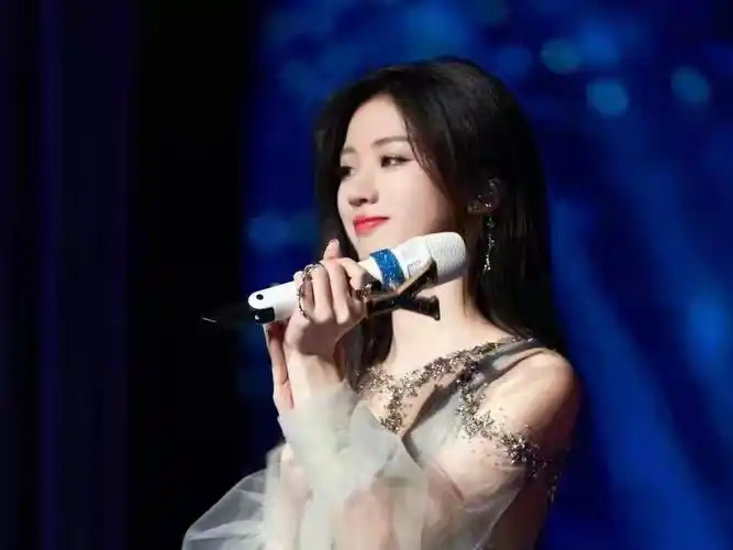 宝藏女孩单依纯是因获得《中国好声音2020》年度总冠军,而一夜成名,她