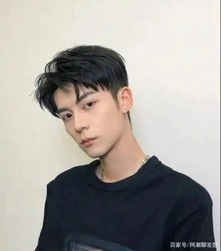 男生夏季"不烫不染"的发型,留好这3款,清爽帅气又显年轻!