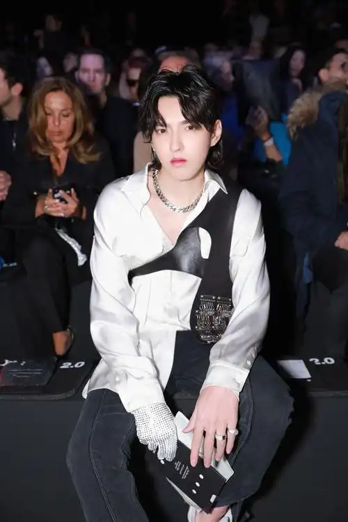 吴亦凡华丽现身lv巴黎男装秀,战袍帅到过分!