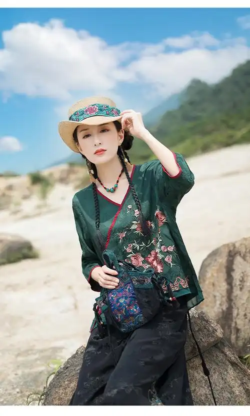 实拍新款女装民族风刺绣提花斜襟领v领中袖小衫上衣复古 - 17网