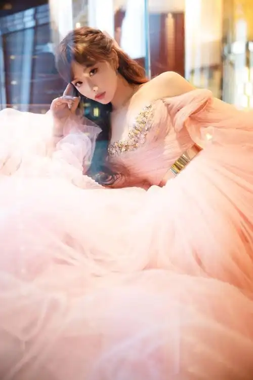 孔雪儿花朵抹胸纱裙妩媚性感写真