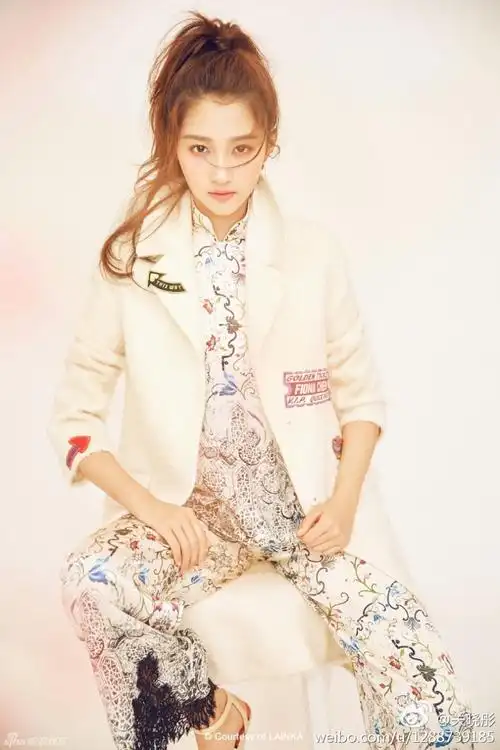 新浪娱乐讯 1月29日,关晓彤为某杂志拍摄的封面大片曝光,照片中关晓彤