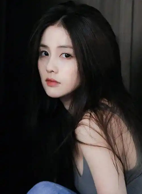 白鹿灰色背心居家写真:清新俏丽,美人如画