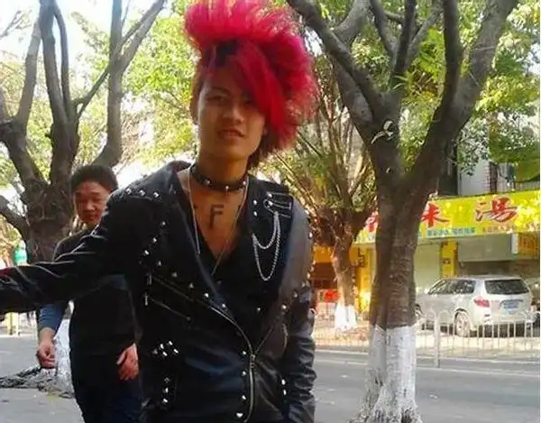 广东小伙罗福兴:11岁创办"杀马特家族",拒绝富婆追求后怎样