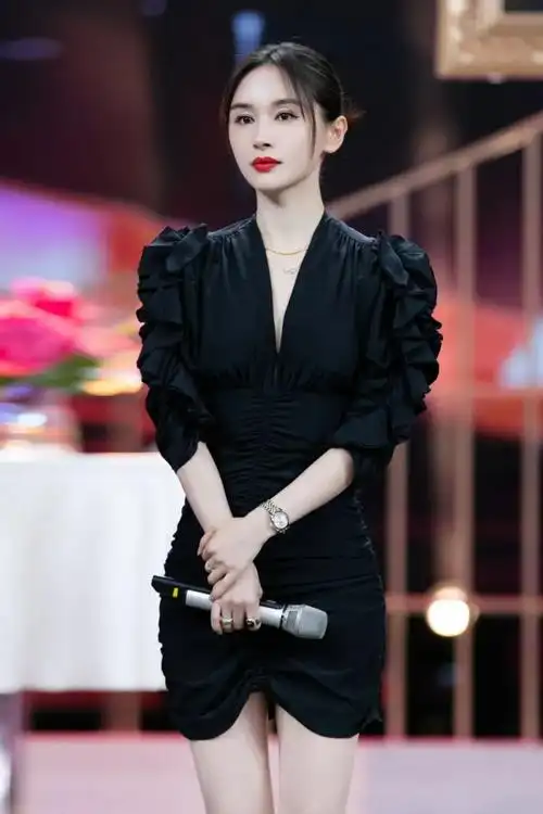 也觉得特别适合她▼王子文最近去参加《王牌对王牌》,这身黑色泡泡袖