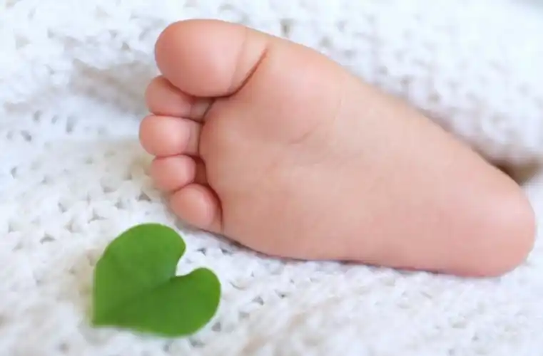 晒宝宝小脚丫的说说朋友圈宝宝小脚丫的唯美句子