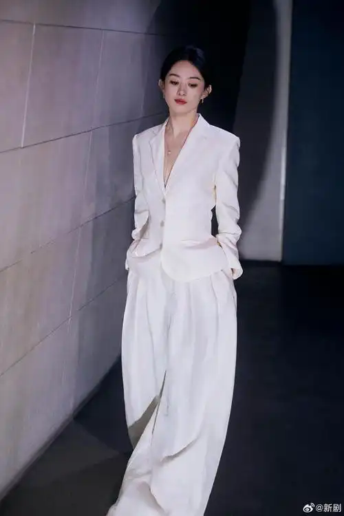 赵丽颖白色西装造型大片简洁干练太有魅力了