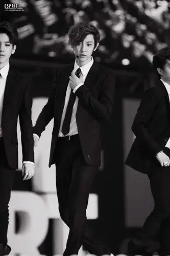 求图片,朴灿烈的,类似于下图这种全身照!全身照!