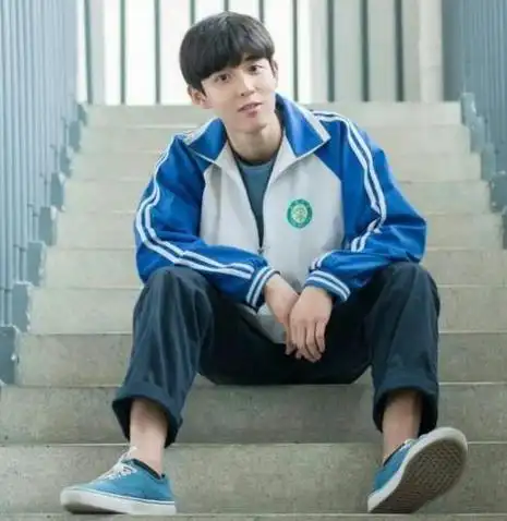 有时候为了个性,发型夸张没眼看,于是有些学校就统一了学生的发型标准