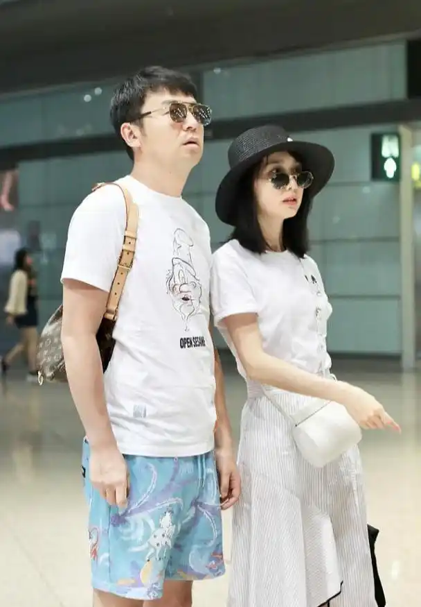 雷佳音穿沙滩裤走机场同框老婆高调洒狗粮翟煦飞半戴墨镜真酷