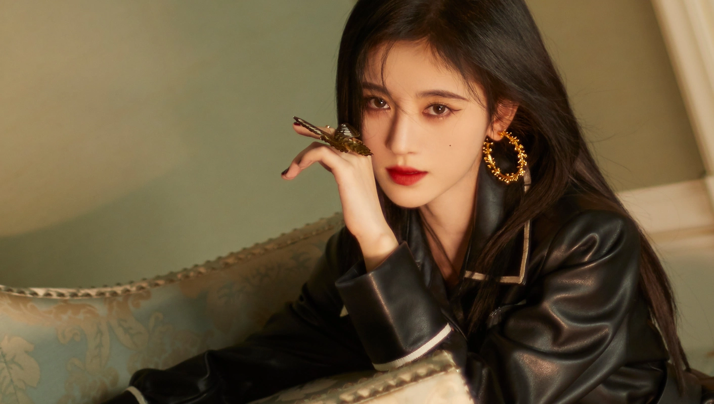 鞠婧祎身高成迷,夏天穿及膝靴子,网友吐槽像踩高跷_手机搜狐网